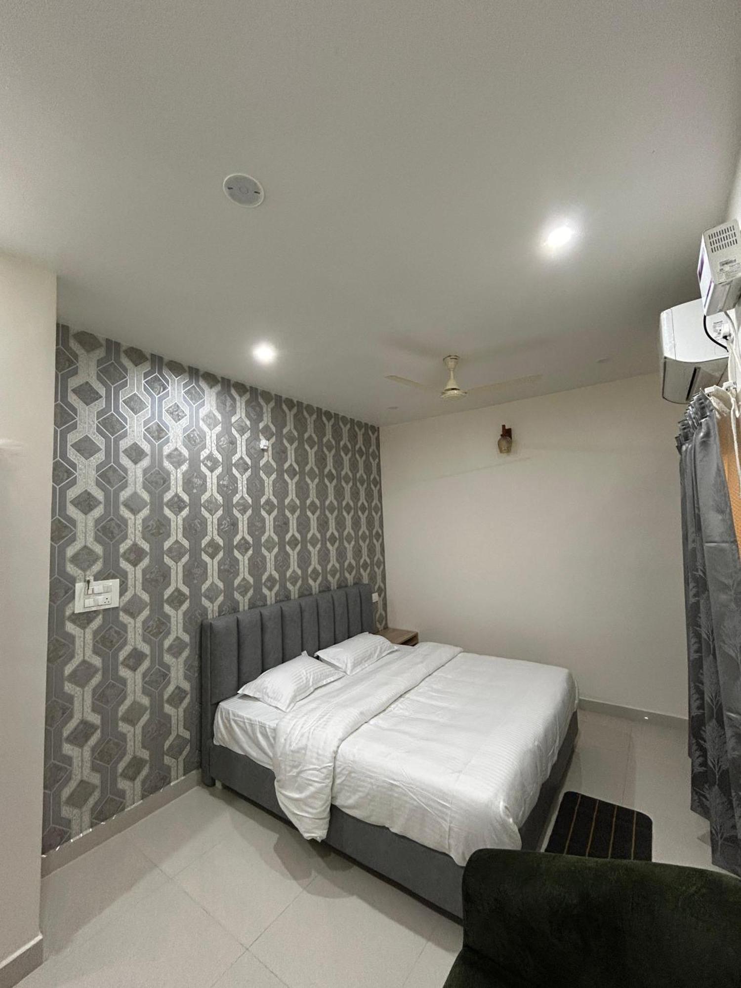 Sapphire Stayss Yelagiri Room photo